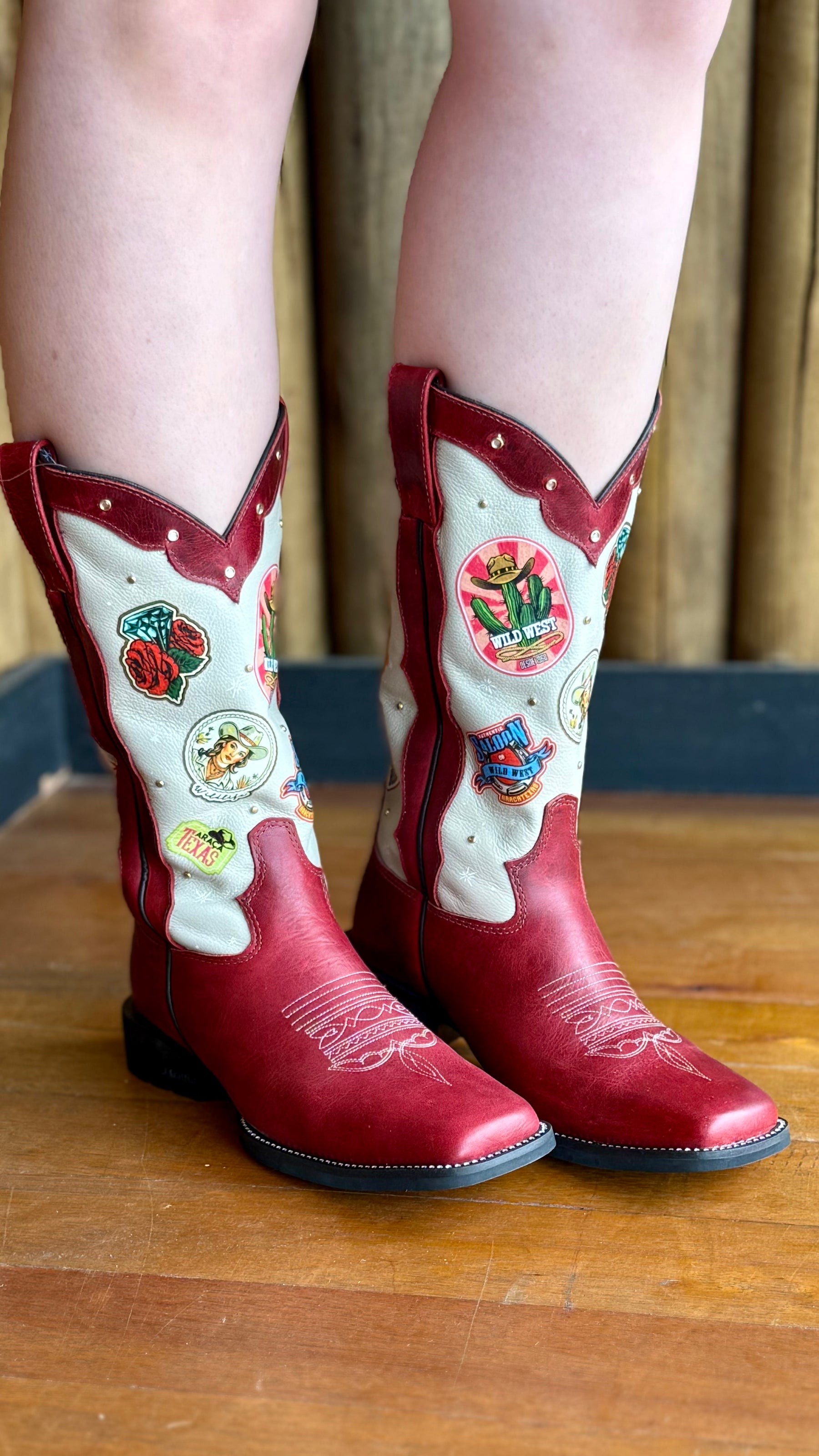 Bota Patches Feminina Jácomo Fóssil Vermelho / Napa Marfim Ref:60.171/UFS