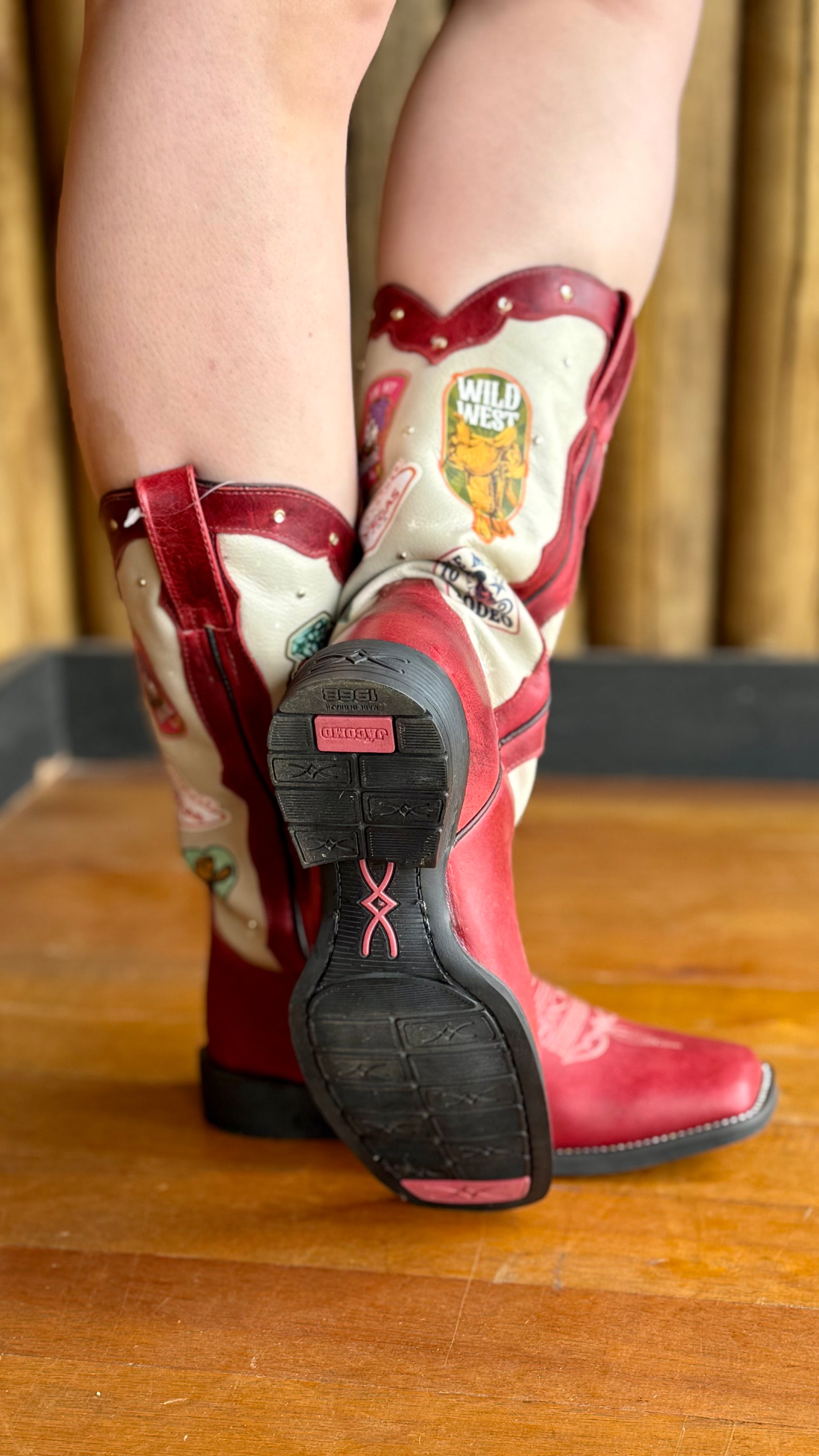 Bota Patches Feminina Jácomo Fóssil Vermelho / Napa Marfim Ref:60.171/UFS