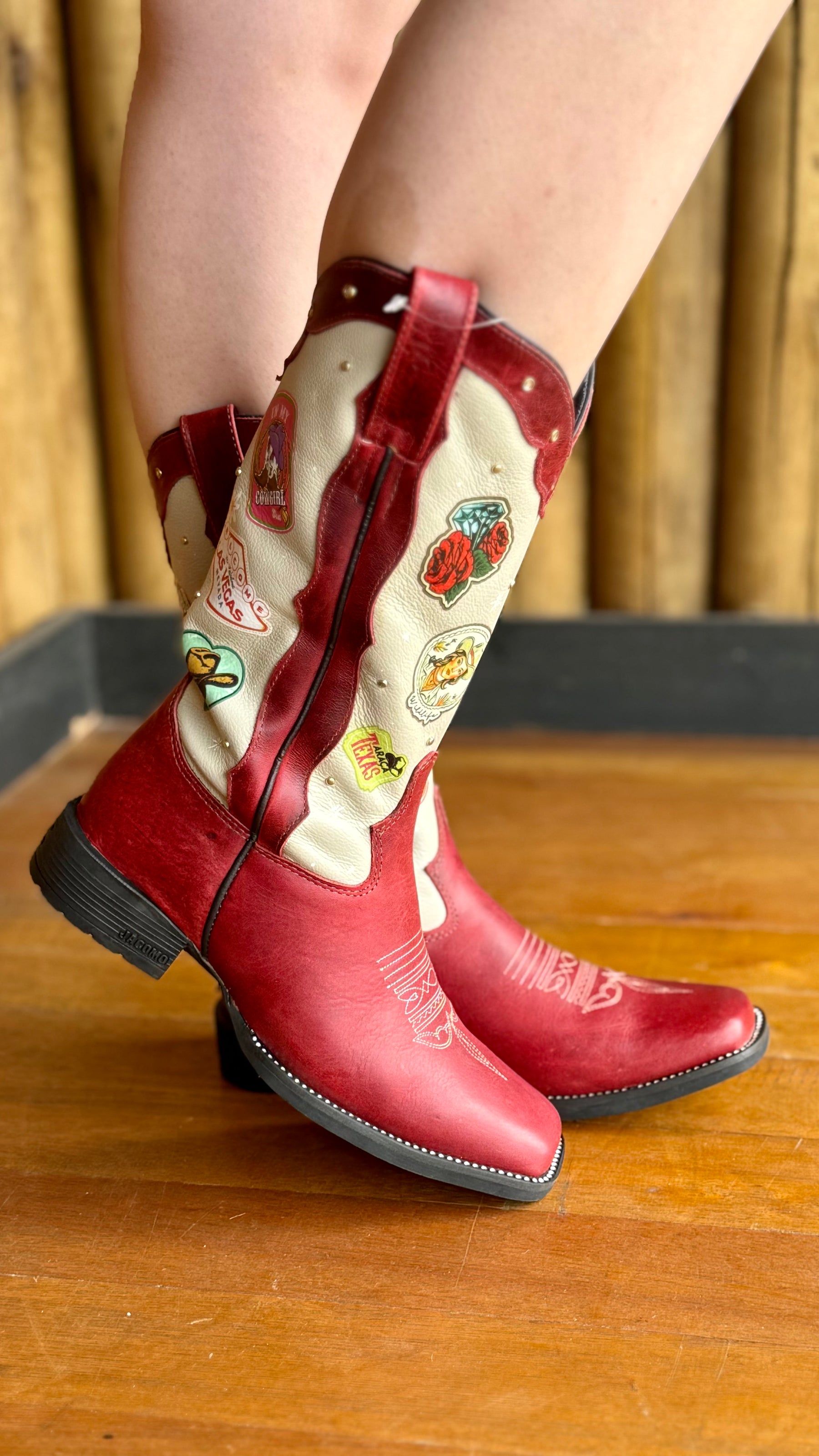 Bota Patches Feminina Jácomo Fóssil Vermelho / Napa Marfim Ref:60.171/UFS