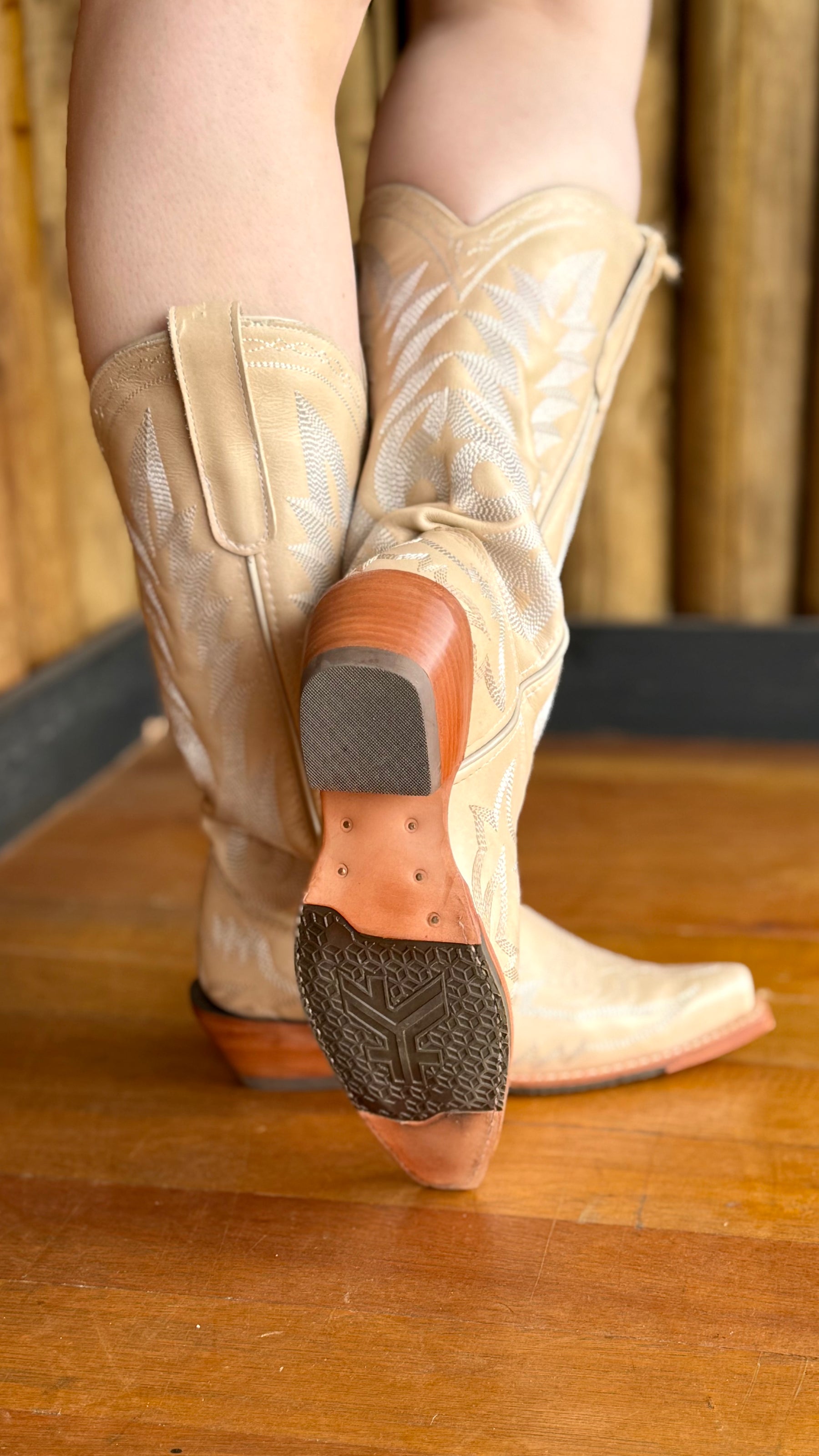 Bota Texana Feminina Goyazes Bico Fino Cano Médio Couro Ref:256803-CC