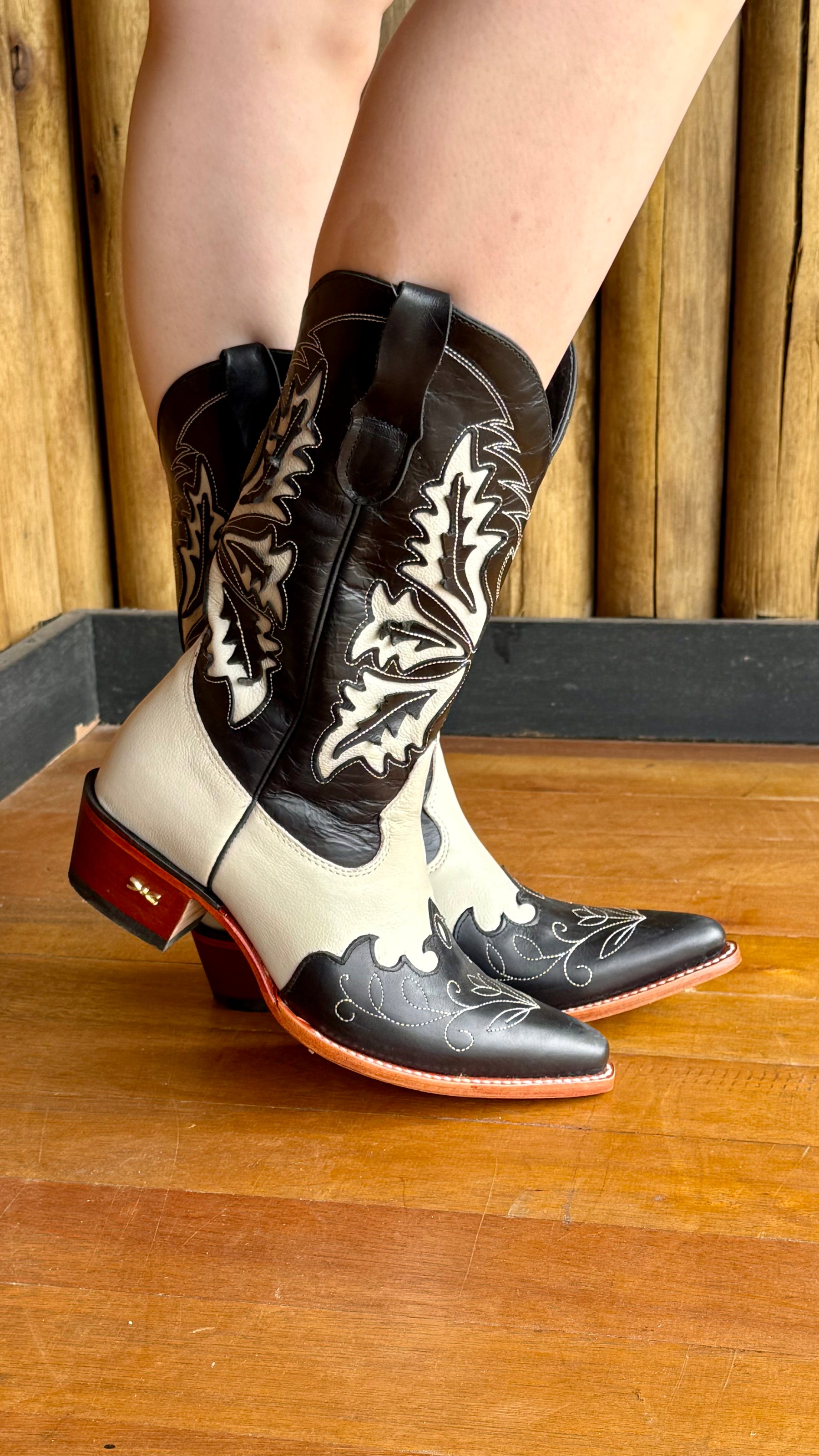 Bota Texana  Feminina Jácomo Bico Fino Cano Médio Couro Ref:90121/C